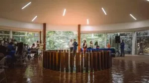 Vista del parque Melchor Ocampo con la biblioteca renovada como espacio cultural