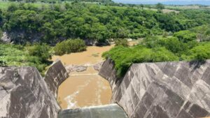 Vista panorámica de una presa en Morelos con niveles altos de agua y paisaje verde.