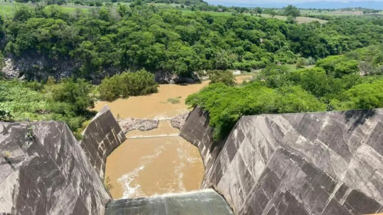 Vista panorámica de una presa en Morelos con niveles altos de agua y paisaje verde.
