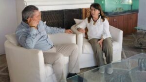 Diputados en sesión mientras Rafael Reyes Reyes destaca por su creciente influencia política en Morelos