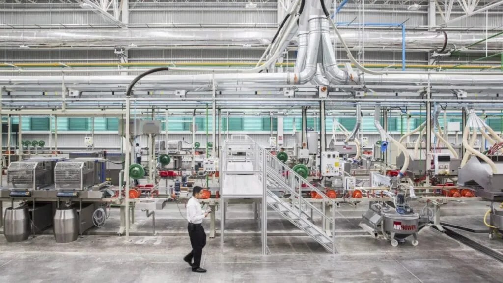 Escenario económico con señales de recesión industrial y retroceso productivo en México