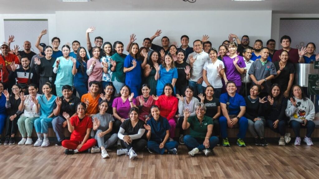 Personal del SEDIF de Morelos recibe capacitación sobre orientación y movilidad para personas con discapacidad visual.