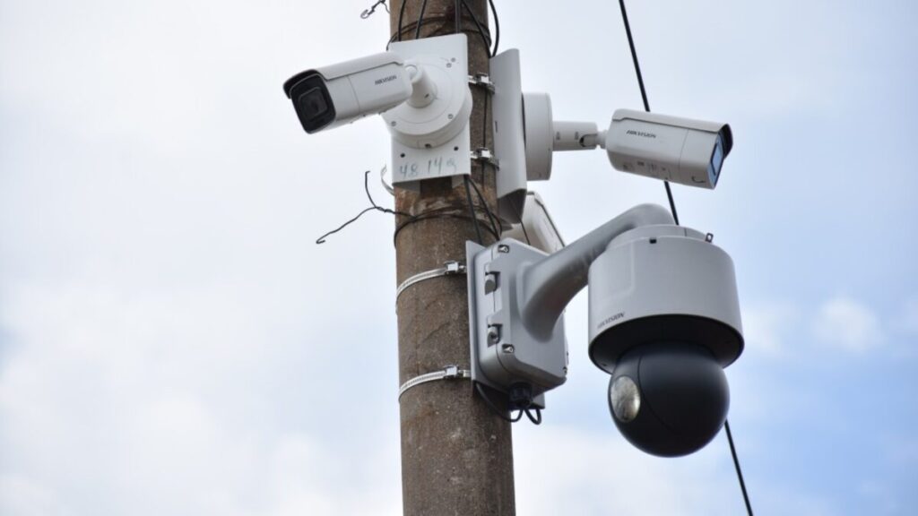 Operativo estatal retira cámaras de seguridad ilegales colocadas por grupos delictivos en postes de Morelos