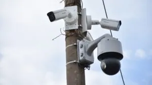 Operativo estatal retira cámaras de seguridad ilegales colocadas por grupos delictivos en postes de Morelos