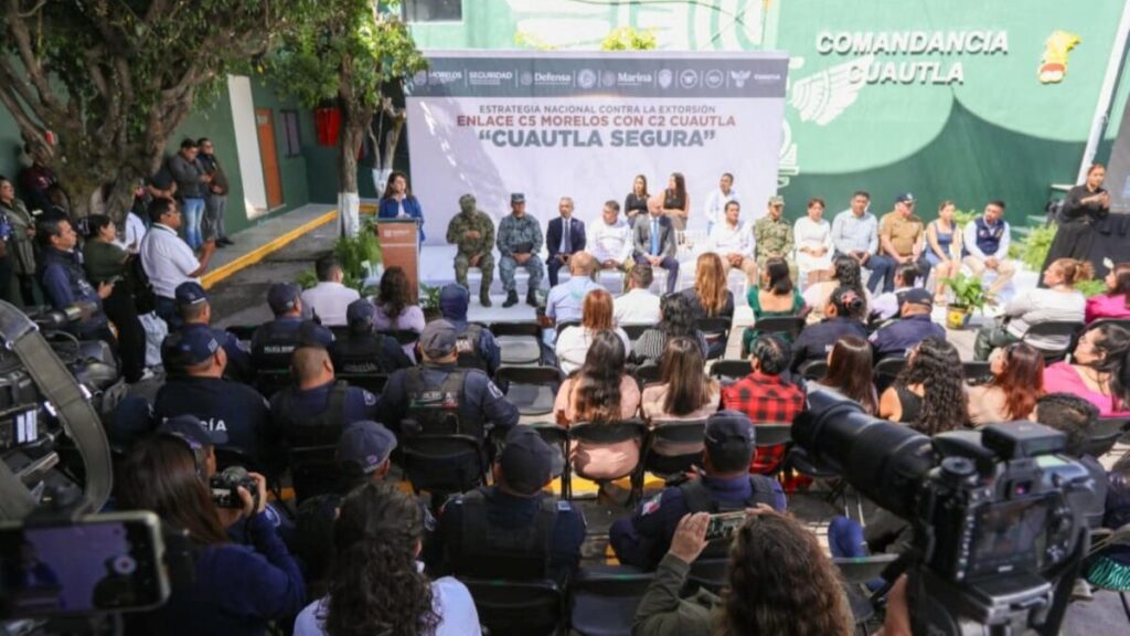 Patrullas y cámaras de seguridad en calles de Cuernavaca bajo un cielo nublado.