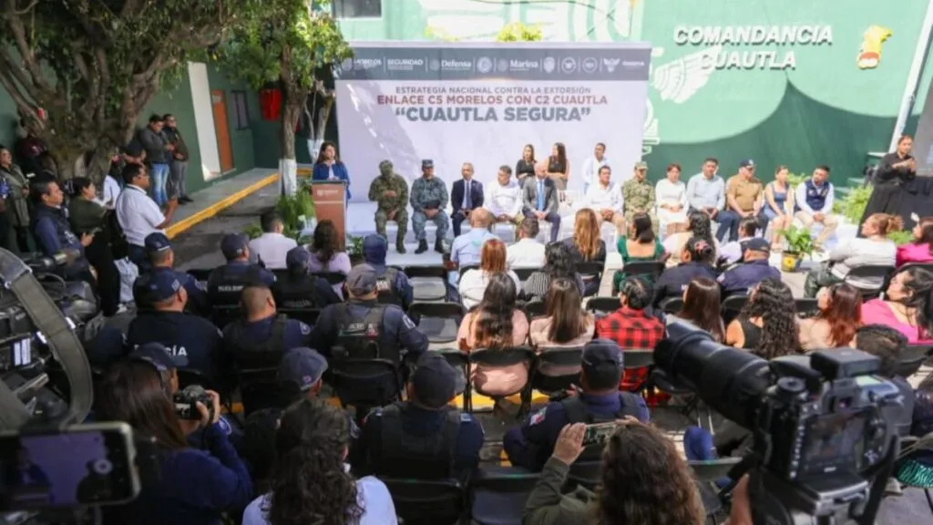 Patrullas y cámaras de seguridad en calles de Cuernavaca bajo un cielo nublado.