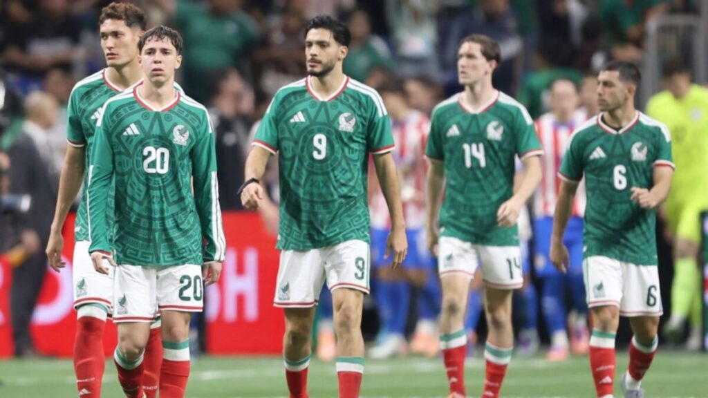 Afición y jugadores de la Selección Mexicana durante un partido en medio de su peor racha reciente rumbo al Mundial 2026
