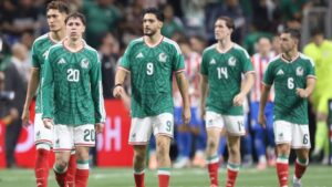 Afición y jugadores de la Selección Mexicana durante un partido en medio de su peor racha reciente rumbo al Mundial 2026
