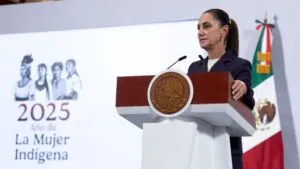 La presidenta Claudia Sheinbaum caminando entre ciudadanos tras denunciar acoso sexual, en el Centro Histórico de la Ciudad de México.