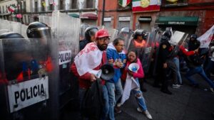 Manifestantes frente a Palacio Nacional durante protestas que rodean a Sheinbaum