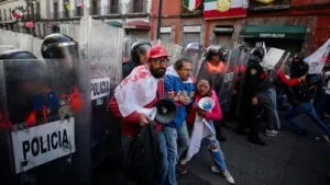 Manifestantes frente a Palacio Nacional durante protestas que rodean a Sheinbaum