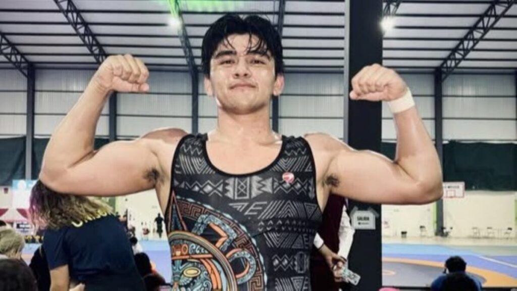 Tianguista de Morelos levanta la bandera nacional tras ganar dos medallas de oro en el Grand Prix de lucha olímpica.