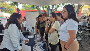 Personas de Tlaltizapán recorren módulos de la Feria de Empleo Tlaltizapán con empresas y servicios laborales