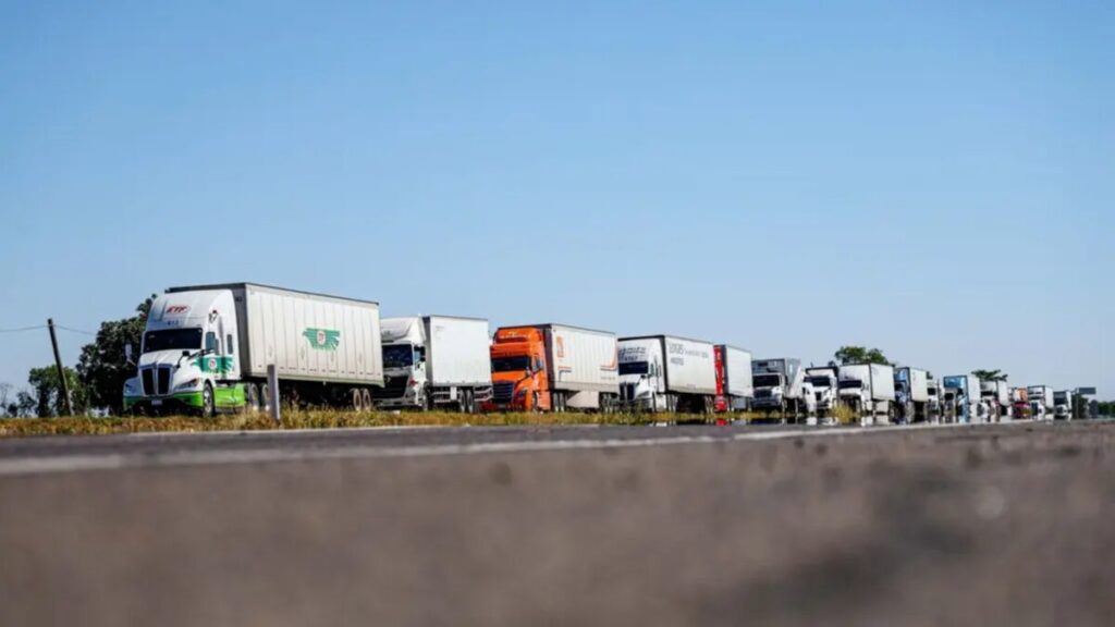 Camiones de carga circulando por carreteras mexicanas en medio de operativos ante el aumento de robos y exigencias de seguridad de transportistas.