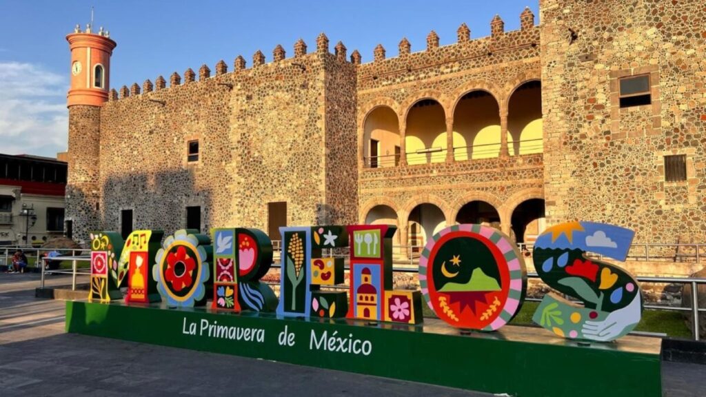 Escena urbana de Morelos con presencia policial, reflejando la violencia en Morelos y la preocupación comunitaria.