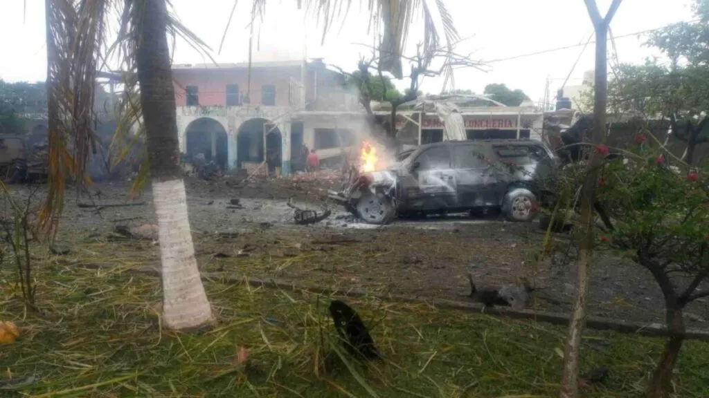 Escena de emergencia tras explosión de coche bomba en zona costera de Michoacán