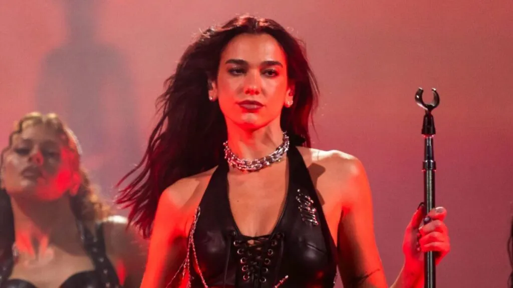 Dua Lipa en escenario iluminado durante un concierto con energía colectiva que inspira a jóvenes de México