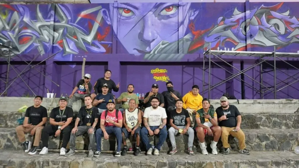 Intervenciones de arte urbano en Patios de la Estación durante un festival cultural comunitario en Morelos