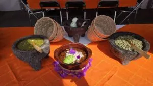 Escena gastronómica del Festival Internacional con stands y visitantes en Cuernavaca