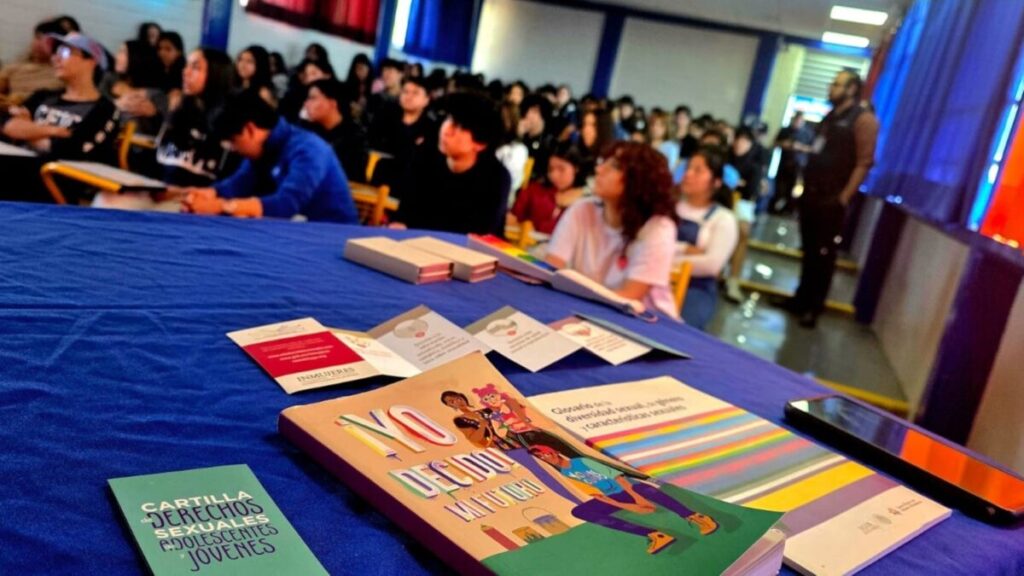 Estudiantes de Morelos participan en actividades sobre derechos sexuales y reproductivos y salud preventiva en espacios comunitarios.