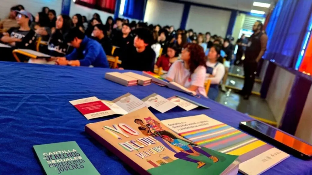 Estudiantes de Morelos participan en actividades sobre derechos sexuales y reproductivos y salud preventiva en espacios comunitarios.
