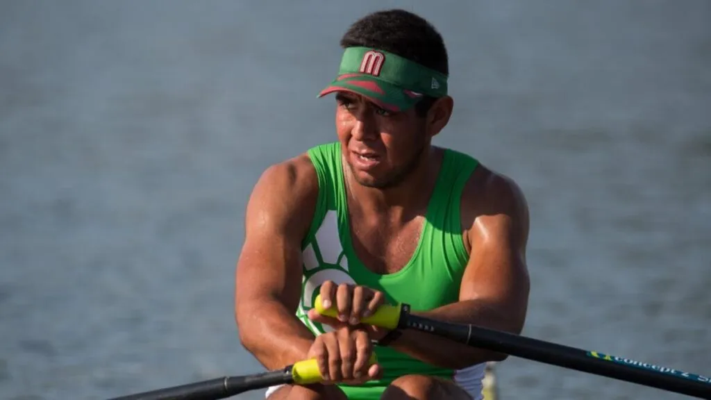 Juan Carlos Cabrera durante competencia de remo representando a México
