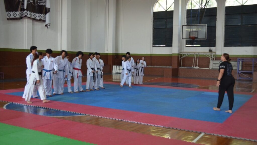 Atletas de karate entrenando en Morelos durante clínica técnica 2026