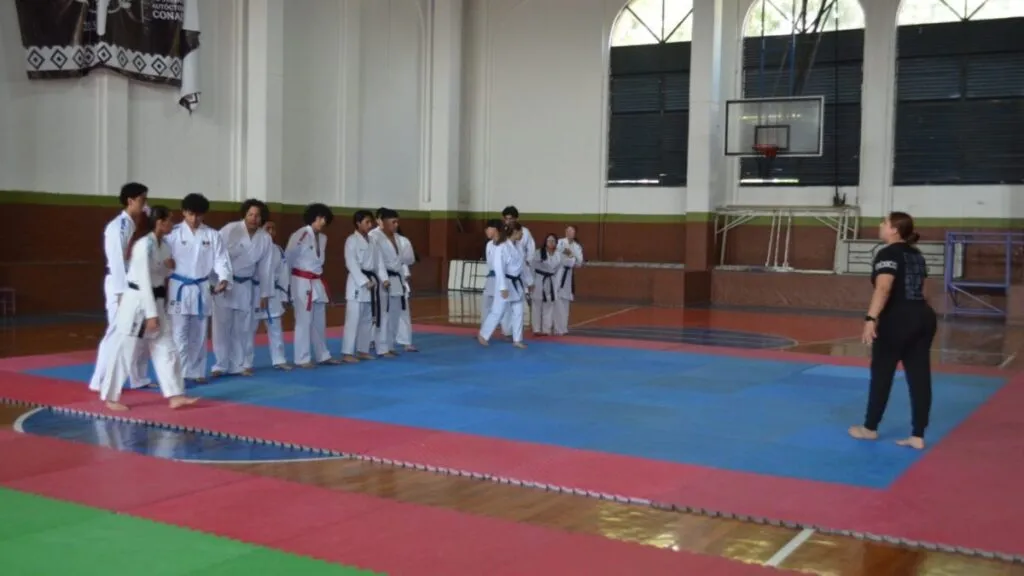 Atletas de karate entrenando en Morelos durante clínica técnica 2026
