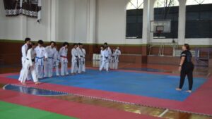 Atletas de karate entrenando en Morelos durante clínica técnica 2026