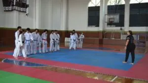 Atletas de karate entrenando en Morelos durante clínica técnica 2026