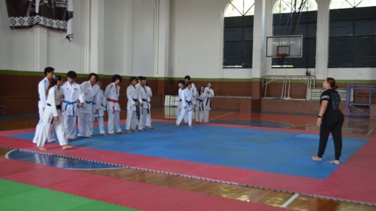 Atletas de karate entrenando en Morelos durante clínica técnica 2026