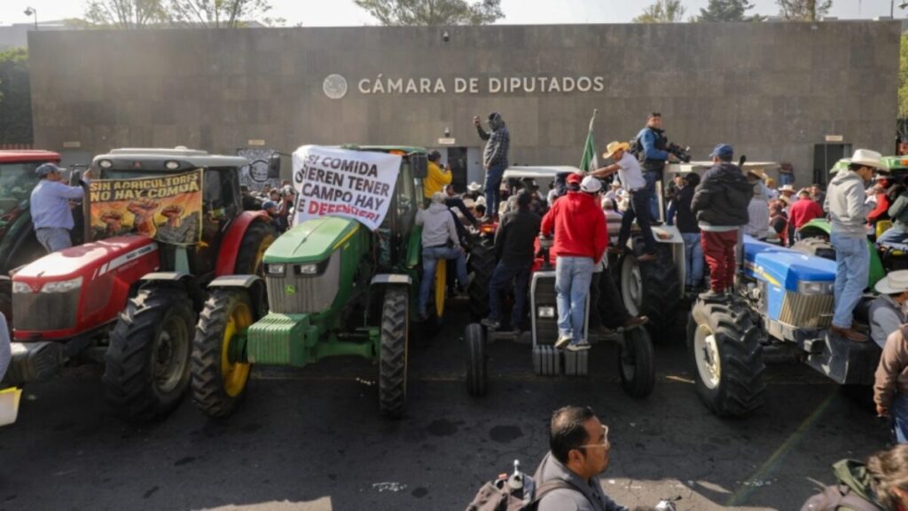 Campesinos protestan por la Ley de Aguas frente al Congreso en Ciudad de México