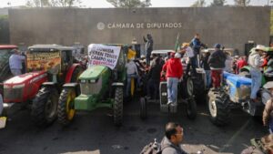 Campesinos protestan por la Ley de Aguas frente al Congreso en Ciudad de México