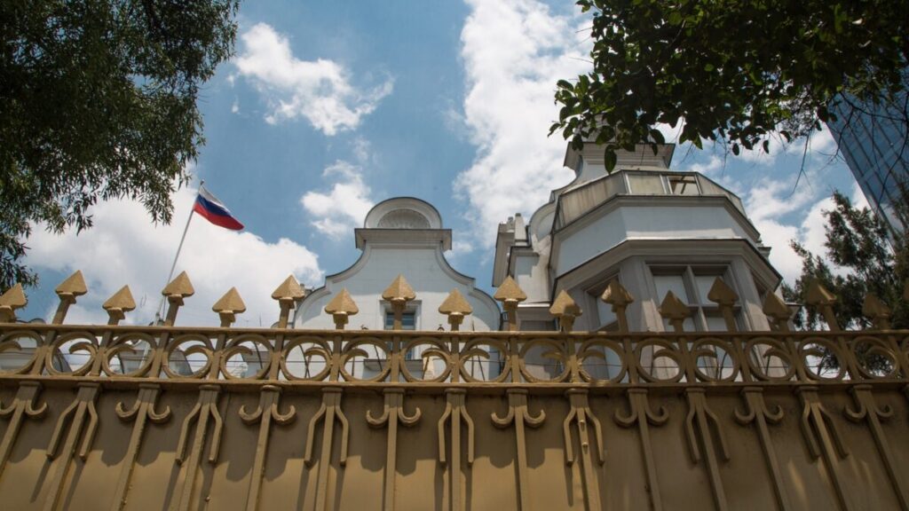 Embajada vigilada que refleja tensión diplomática por presencia de espías rusos
