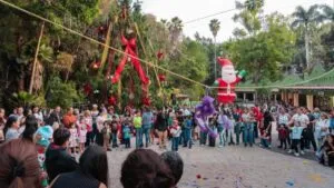 Parque Barranca Chapultepec iluminado con atracciones y visitantes en temporada especial