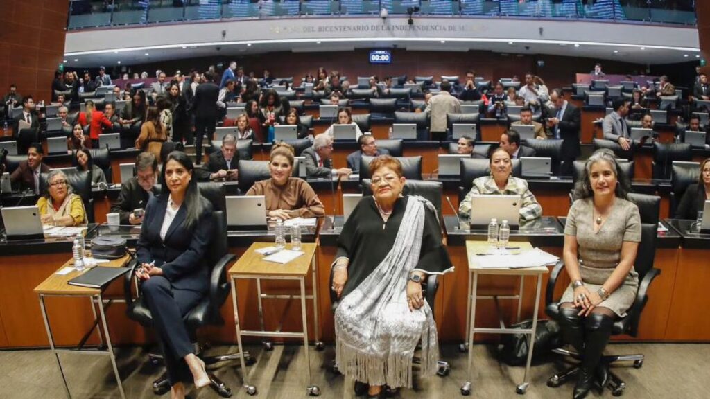 Ceremonia legislativa que muestra el nombramiento de Ernestina Godoy en un ambiente político crítico y bajo cuestionamientos públicos