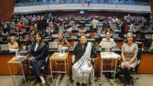 Ceremonia legislativa que muestra el nombramiento de Ernestina Godoy en un ambiente político crítico y bajo cuestionamientos públicos