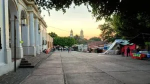 Tepoztlán retira comerciantes ambulantes de la plaza principal