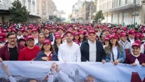 Trabajadores de Morelos abordando transporte hacia mitin federal con supervisión y pase de lista