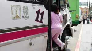 Transporte público en Morelos con unidades deterioradas y usuarios afectados por aumento de tarifas