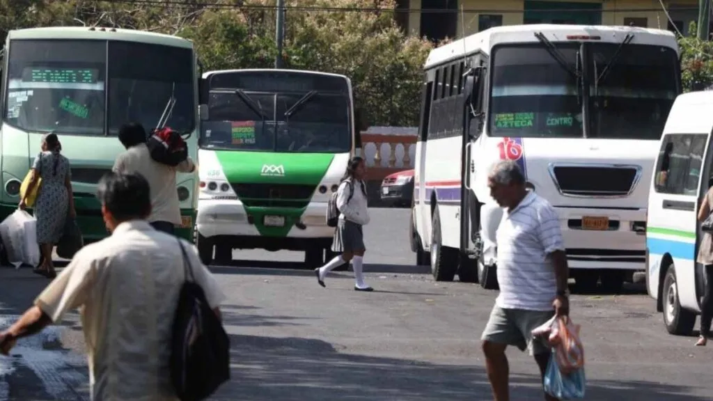 Usuarios del transporte público en Morelos protestan contra el aumento de tarifa por inseguridad y mal estado de las unidades.