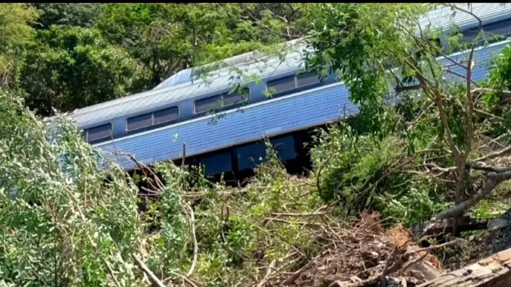 Descarrilamiento del Tren Interoceánico en Oaxaca con vagones fuera de las vías y operativos de rescate