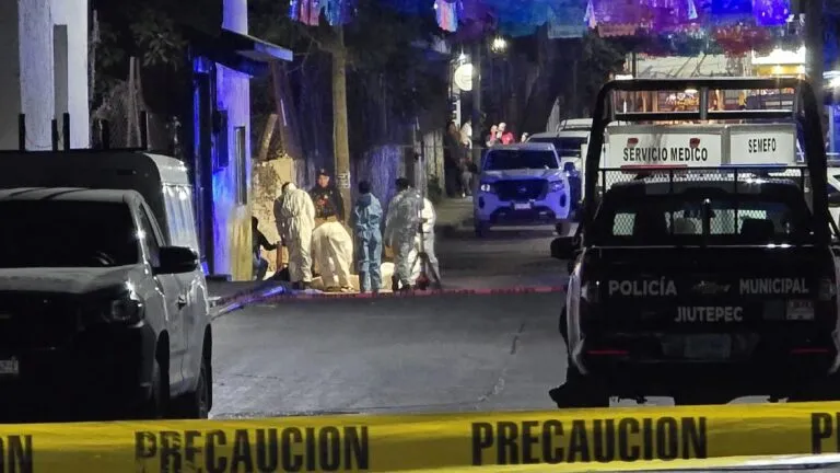 Autoridades resguardan el lugar donde asesinaron a un policía de Tránsito en Jiutepec, Morelos, a metros del Ayuntamiento.