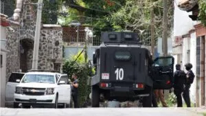 Elementos de seguridad resguardan una zona de Jiutepec tras un ataque armado contra agentes de la Fiscalía de Morelos.