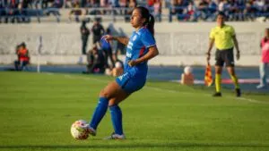 Jugadoras de Cruz Azul Femenil en el estadio Centenario de Cuernavaca durante un partido de Liga MX Femenil.