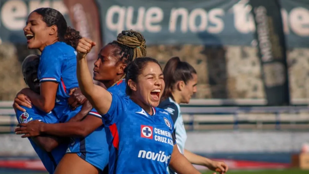 Jugadoras de Cruz Azul femenil festejan la victoria ante Pachuca en el estadio Centenario de Cuernavaca.