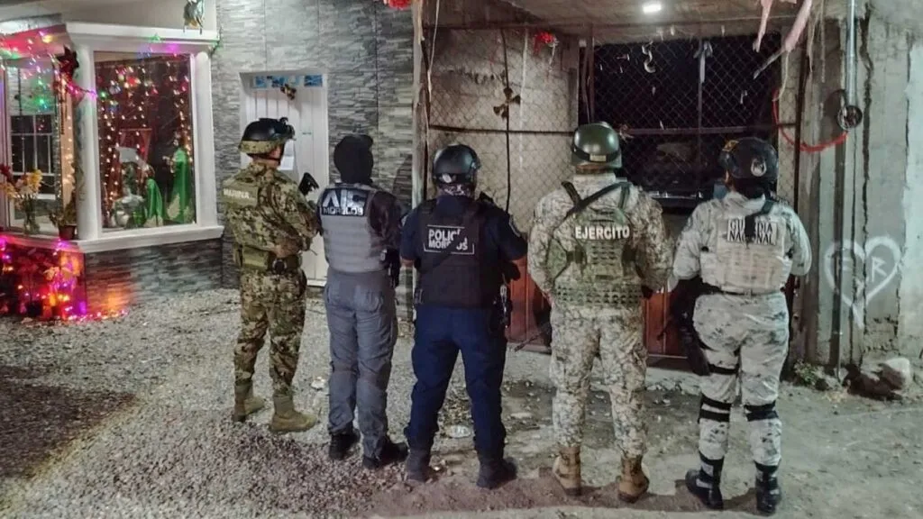 Cateo en Ayala asegura presunto cristal, cartuchos y un cargador