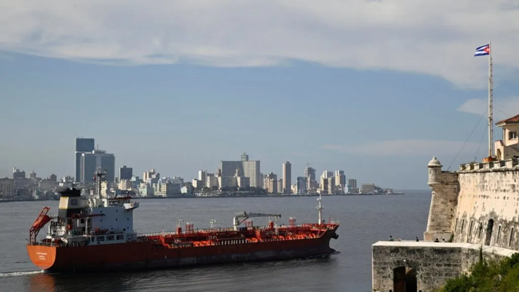 Envíos de petróleo mexicano hacia Cuba reflejan el papel de México como proveedor energético clave en el Caribe.