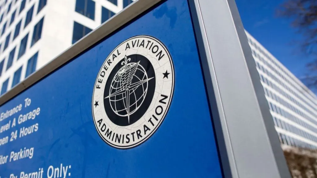 Avión comercial sobre territorio mexicano bajo advertencia de la FAA por riesgos militares y fallas en sistemas de navegación.