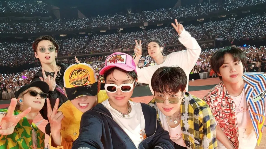 Seguidores de BTS expresan inconformidad por la falta de precios claros en la venta de boletos anunciada por Ticketmaster.